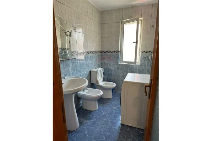 Tirane, jepet me qera 1+1+Ballkon Kati 5, 65 m² 500 € (Rruga e Kavajes)