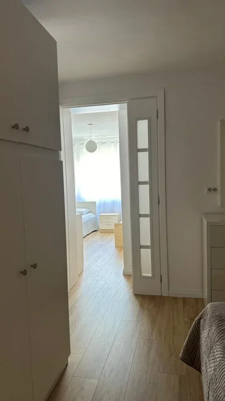Tirane, jepet me qera apartament 2+1 Kati 3, 100 m² 600 € (Tek Shkolla Petro Nini)