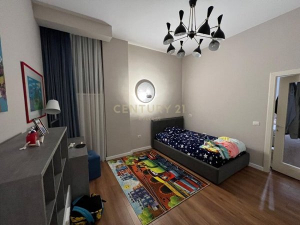 Tirane, shes apartament 4+1+2+ POST PARKIMI , 200 m² 320.000 € (Secret Garden, Lundër)