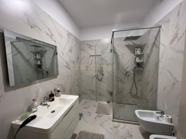 Tirane, shes apartament 4+1+2+ POST PARKIMI , 200 m² 320.000 € (Secret Garden, Lundër)