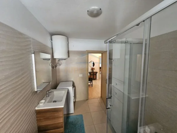 Tirane, jepet me qera apartament 2+1 Kati 3, 112 m² 800 € (Blloku)