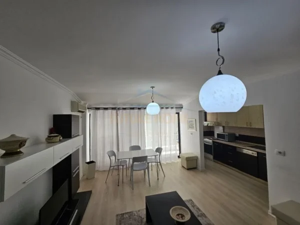 Tirane, jepet me qera apartament 2+1 Kati 3, 112 m² 800 € (Blloku)