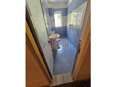 Tirane, shitet apartament 1+1 Kati 3, 60 m² 85.000 € (Pran Pallatit me Shigjeta)