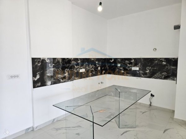Tirane, jepet me qera apartament 2+1+2 Kati 5, 100 m² 600 € (Stacioni i Trenit)