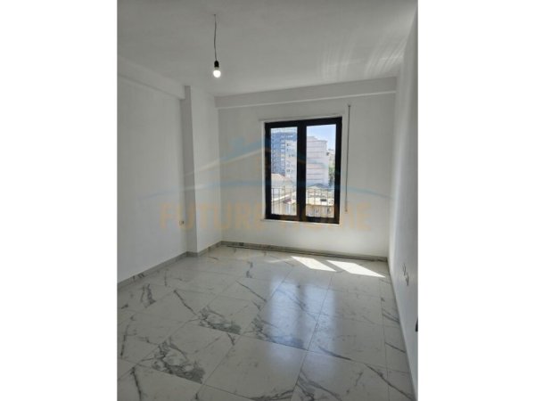 Tirane, jepet me qera apartament 2+1+2 Kati 5, 100 m² 600 € (Stacioni i Trenit)