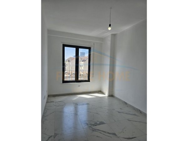 Tirane, jepet me qera apartament 2+1+2 Kati 5, 100 m² 600 € (Stacioni i Trenit)