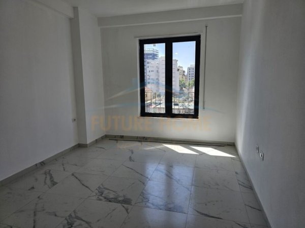 Tirane, jepet me qera apartament 2+1+2 Kati 5, 100 m² 600 € (Stacioni i Trenit)