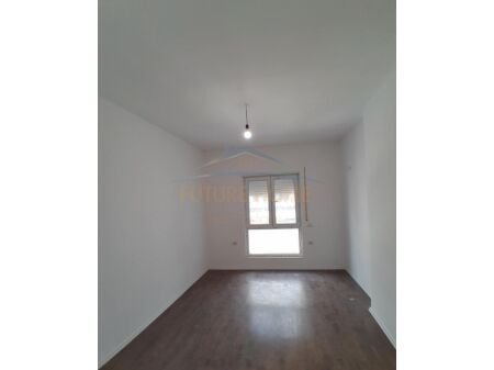 Tirane, jepet me qera apartament 2+1+Aneks+Ballkon Kati 8, 70 m² 450 € (Kompleksi Arlis, Farmacia 10, Rruga e Dibrës, Tiranë AREA42421)