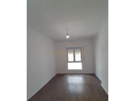 Tirane, jepet me qera apartament 2+1+Aneks+Ballkon Kati 8, 70 m² 450 € (Kompleksi Arlis, Farmacia 10, Rruga e Dibrës, Tiranë AREA42421)