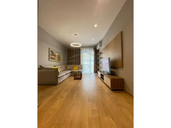 Tirane, jepet me qera apartament 2+1 Kati 10, 90 m² 700 € (KOMUNA E PARISIT)