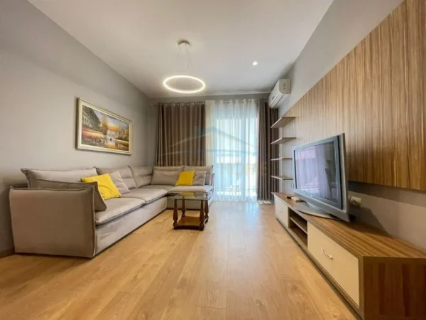 Tirane, jepet me qera apartament 2+1 Kati 10, 90 m² 700 € (KOMUNA E PARISIT)