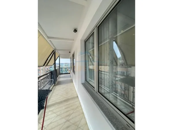 Tirane, jepet me qera apartament 2+1 Kati 10, 90 m² 700 € (KOMUNA E PARISIT)