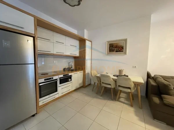 Tirane, jepet me qera apartament 2+1 Kati 4, 125 m² 750 € (KOMUNA E PARISIT)