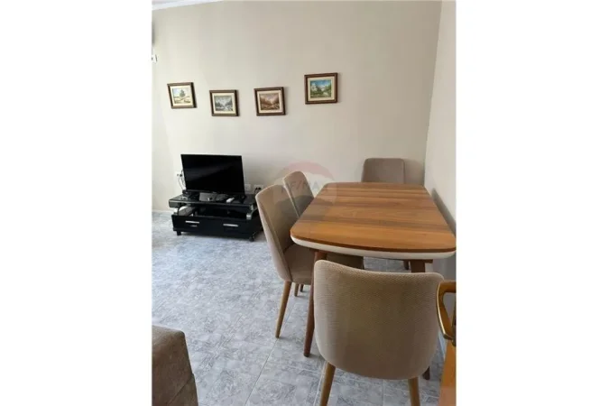 Tirane, jepet me qera apartament 1+1 Kati 5, 70 m² 500 € (Shume prane Xhamise - Rruga e Kavajës)
