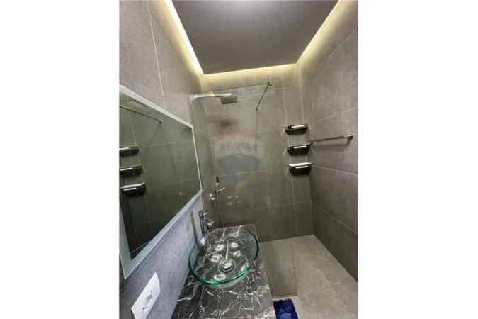 Tirane, jepet me qera apartament 3+1 , 140 m² 2.300 € (Rruga e Kavajës)
