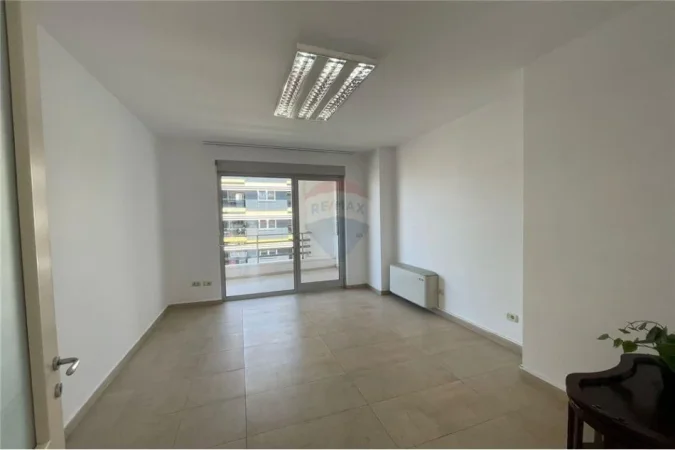 Tirane, jepet me qera zyre Kati 6, 146 m² 1.200 € (Rruga Abdyl Frasheri - Bllok - Libri Universitar)