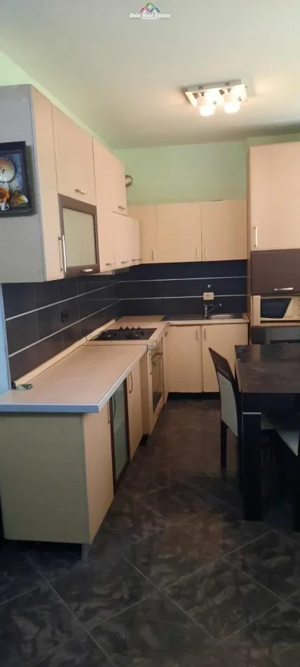 Tirane, jepet me qera apartament 1+1 Kati 5, 110 m² 400 € (porcelan)