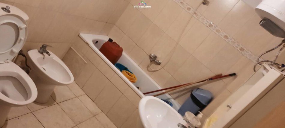 Tirane, jepet me qera apartament 1+1 Kati 5, 110 m² 400 € (porcelan)