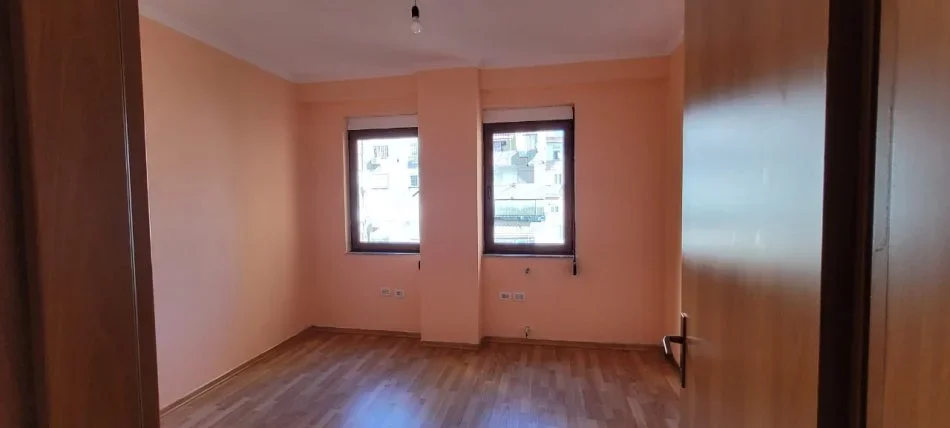 Tirane, jepet me qera apartament 2+1 Kati 4, 90 m² 470 € (Bulevardi Zogu i pare)