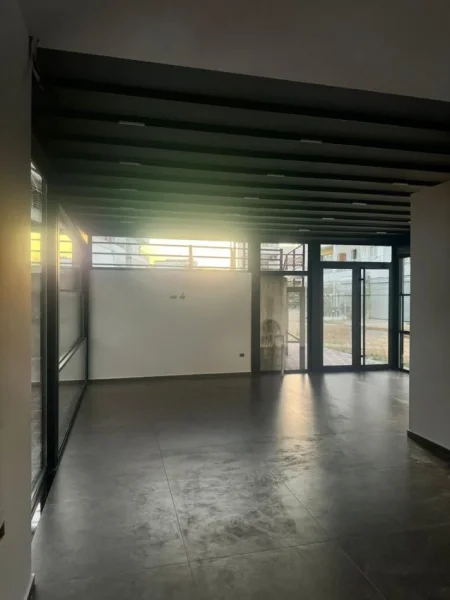 Tirane, jepet me qera ambjent biznesi Kati 0, 130 m² 2.100 € (Kristal Centre)