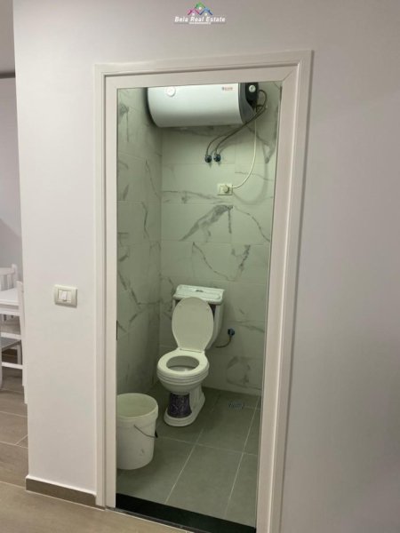 Tirane, jepet me qera apartament 1+1 Kati 1, 55 m² 400 € (fresku)