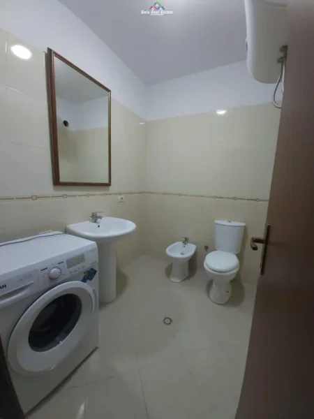 Tirane, jepet me qera apartament 2+1 Kati 5, 108 m² 450 € (fresku)