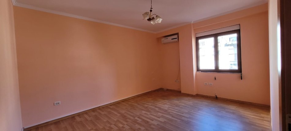 Tirane, jepet me qera apartament 2+1+Aneks Kati 4, 90 m² 470 € (Qender)