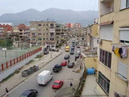 Tirane, jepet me qera apartament 3+1 Kati 2, 96 m² 400 € (Ali Demi)