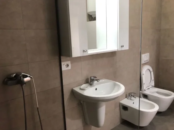 Tirane, jepet me qera 2+1+Ballkon Kati 4, 100 m² 700 € (Panorama)