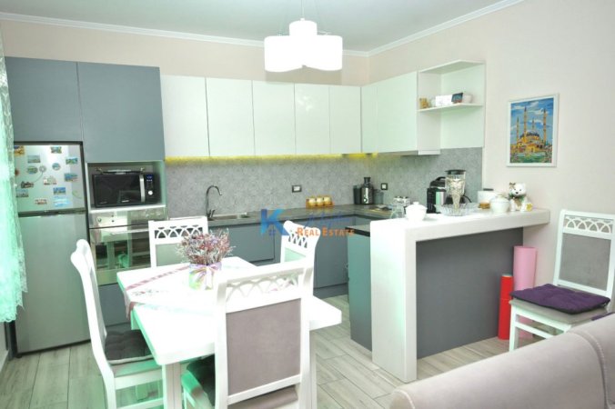 Tirane, jap me qera apartament 1+1+Ballkon Kati 1, 74 m² 600 € (Shtepi private per qira afer Pazarit te Ri)