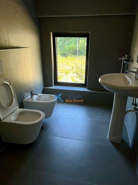 Tirane, jap me qera apartament 3+1+Ballkon Kati 1, 150 m² 1.300 € (Duplex per qira te Kodra e Diellit)