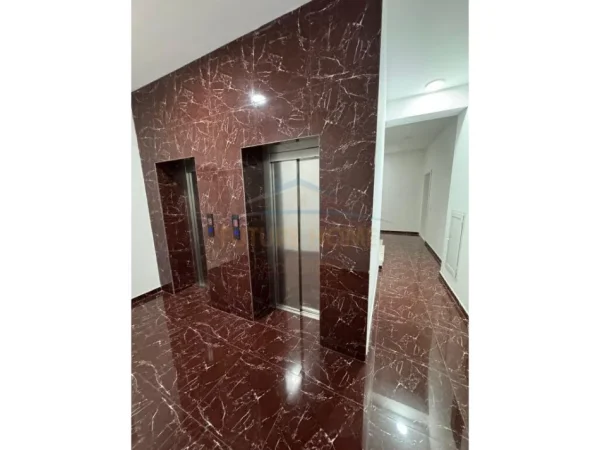 Tirane, jepet me qera apartament 2+1 Kati 1, 120 m² 800 € (Ali Demi)