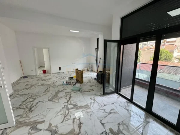 Tirane, jepet me qera apartament 2+1 Kati 1, 120 m² 800 € (Ali Demi)