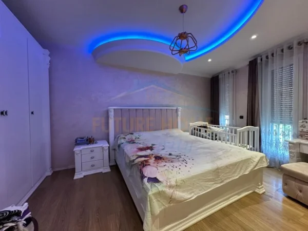 Tirane, jepet me qera apartament 2+1 Kati 4, 92 m² 600 € (Ali Demi)