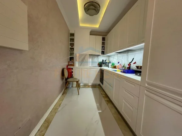 Tirane, jepet me qera apartament 2+1 Kati 4, 92 m² 600 € (Ali Demi)