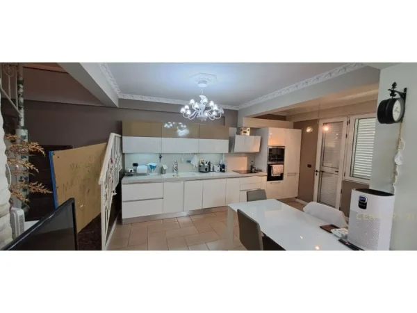 Tirane, shes apartament 2+1+2+POST PARKIMI , 145 m² 449.000 € (Ish Blloku)