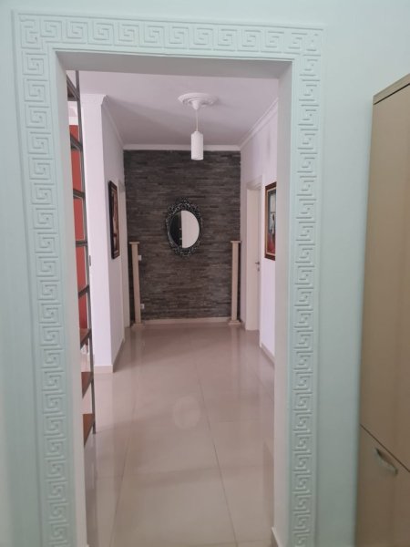 Tirane, jepet me qera apartament 3+1+Ballkon Kati 2, 128 m² 800 € (Xhamia te Kopshti Botanik)