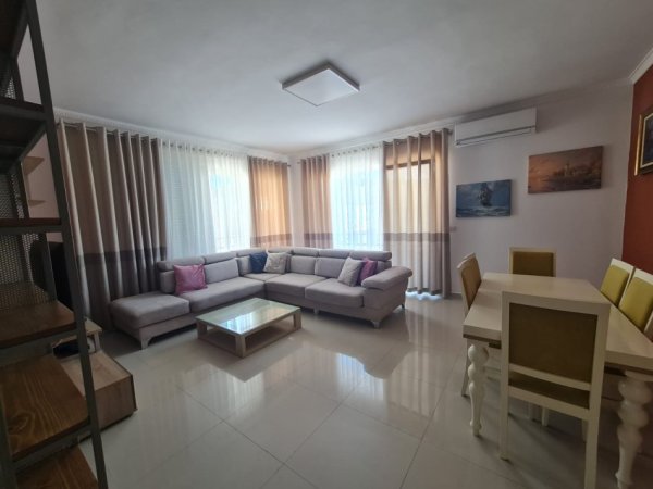 Tirane, jepet me qera apartament 3+1+Ballkon Kati 2, 128 m² 800 € (Xhamia te Kopshti Botanik)