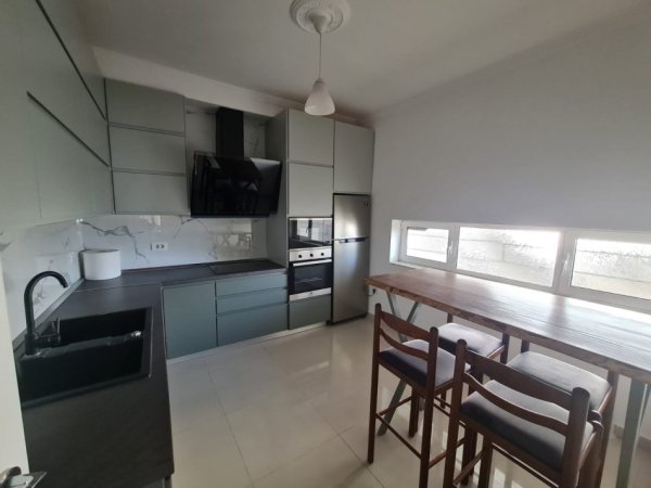 Tirane, jepet me qera apartament 3+1+Ballkon Kati 2, 128 m² 800 € (Xhamia te Kopshti Botanik)