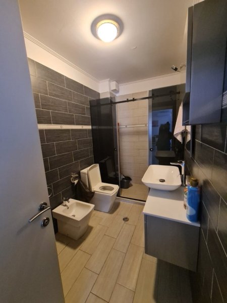 Tirane, jepet me qera apartament 3+1+Ballkon Kati 2, 128 m² 800 € (Xhamia te Kopshti Botanik)