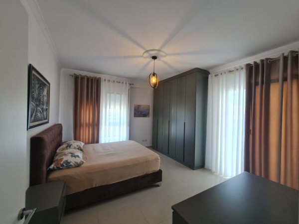 Tirane, jepet me qera apartament 3+1+Ballkon Kati 2, 128 m² 800 € (Xhamia te Kopshti Botanik)