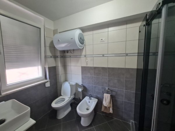 Tirane, jepet me qera apartament 3+1+Ballkon Kati 2, 128 m² 800 € (Xhamia te Kopshti Botanik)