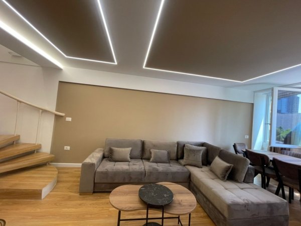 Tirane, jepet me qera apartament duplex 2+1+Ballkon Kati 3, 110 m² 1.500 € (QENDER)