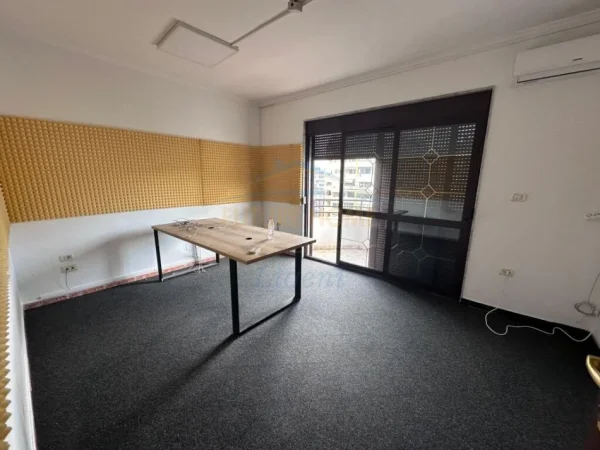 Tirane, jepet me qera 2+1+Ballkon Kati 7, 125 m² 1.000 € (Blloku, Rruga Ismail Qemali)