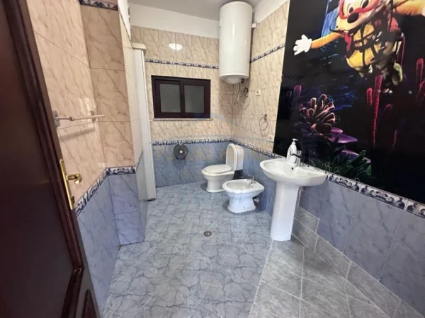 Tirane, jepet me qera 2+1+Ballkon Kati 7, 125 m² 1.000 € (Blloku, Rruga Ismail Qemali)