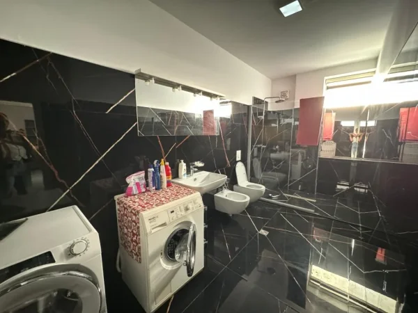Apartament 2+1+2 për qira në zonën e Kodrës së Diellit, Tiranë 550 € !