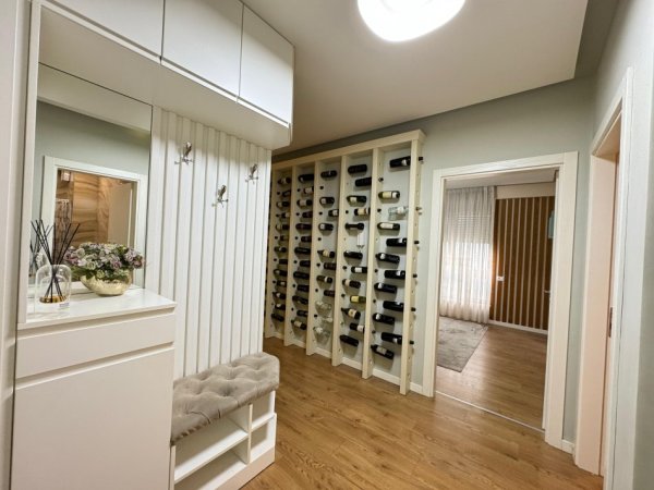 Jepet me Qira Apartament 2+1+2 tek 21 Dhjetori, në Kompleksin Kontakt 800 € !