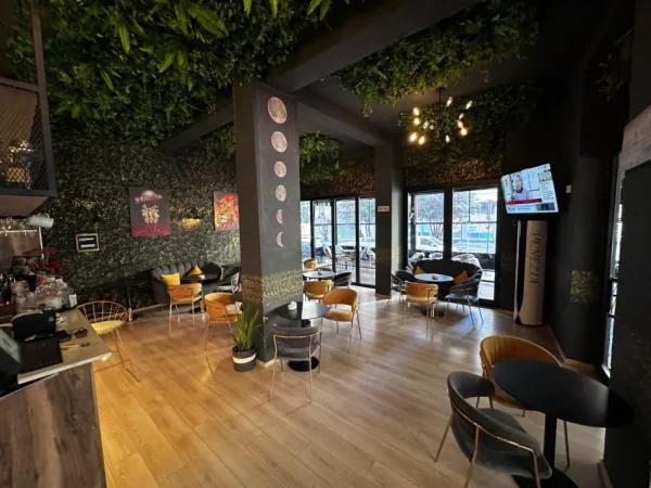 Tirane, shitet lokal Kati 0, 125 m² 250.000 € (Yzberisht)