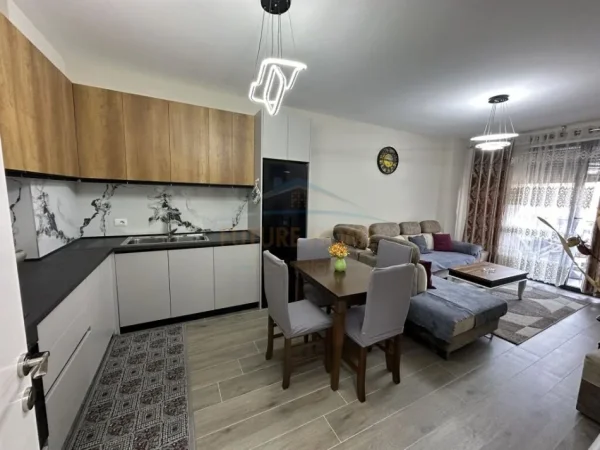 Tirane, jepet me qera apartament 1+1+Ballkon Kati 2, 90 m² 450 € (Rruga Sadik Petrela)
