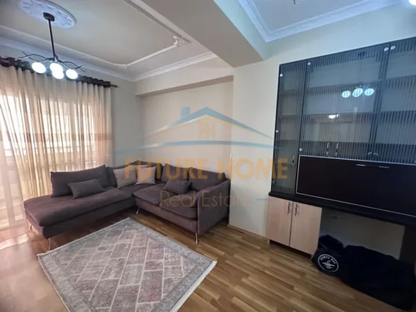 Tirane, jepet me qera apartament 2+1+Ballkon Kati 2, 102 m² 600 € (4 Deshmoret)